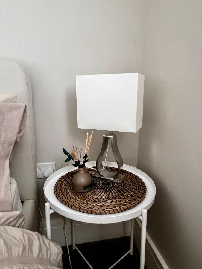 Lakeside Lux Bedroom With Parking, M4 Jct 11, Next To Train Station Reading Exterior photo