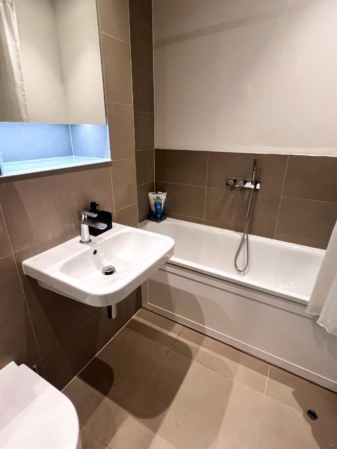 Lakeside Lux Bedroom With Parking, M4 Jct 11, Next To Train Station Reading Exterior photo